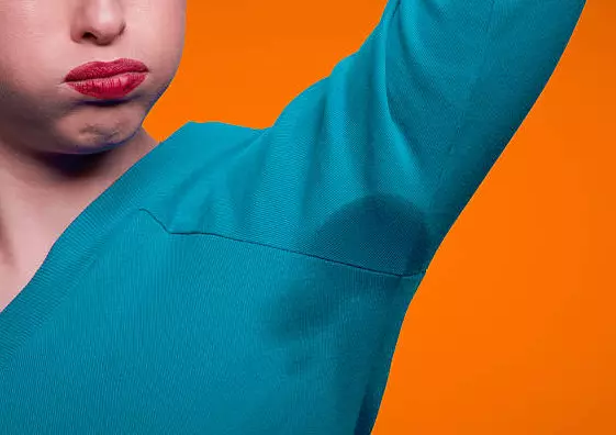 Zweetvlekken uit kleding verwijderen? 9 snelle tips!